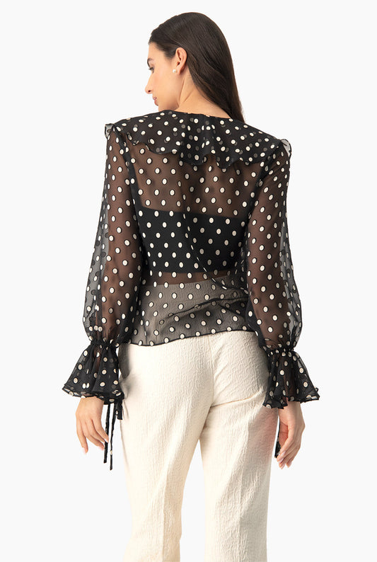 Blusa negra de lunares con escote en V y volantes