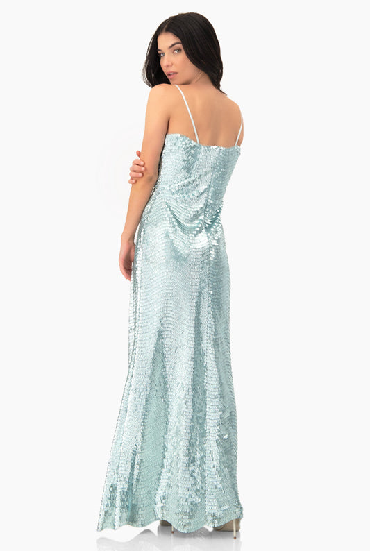 Vestido largo azul con escote corazón y lentejuelas